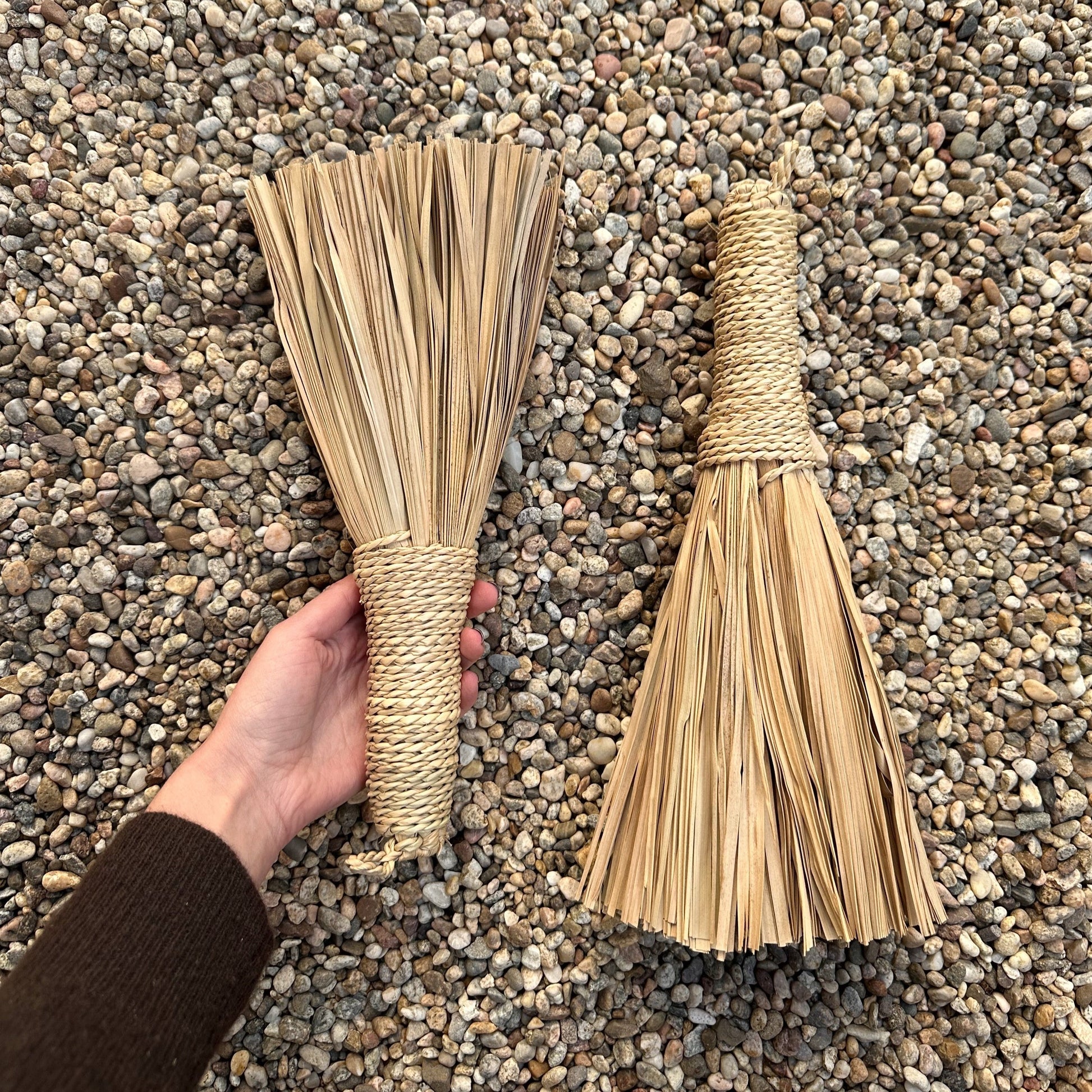 photo with hand to see size of garden hand broom